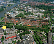 842586 Luchtfoto van de Schepenbuurt en omgeving te Utrecht, uit het zuiden, met op de voorgrond de Tabaksfabriek, ...